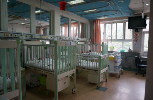 呼吸科病房第二病区，患儿都在午休，病室很安静