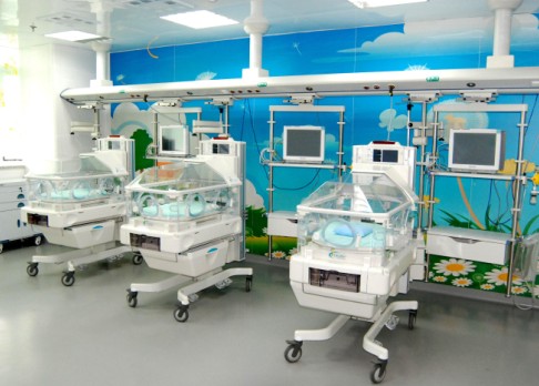 新生儿病房配有最先进的暖箱